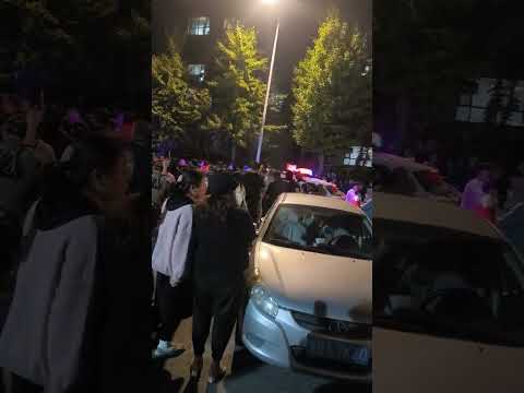 2024年10月8日，山东省青岛市莱西市。香格丽都业主堵门抗议物业，遭遇匪警维稳。