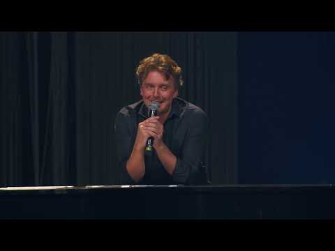 Alex Beaupain rejoint Alex Vizorek pour une chanson au Casino de Paris !