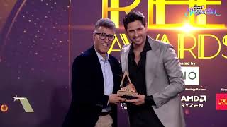 Sidharth Malhotra Wins Best Actor For 'Shershaah' At News18 Showsha Reel Awards | Thanks Wife Kiara