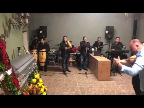 Los Galanazos tocando en un velorio