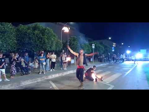 Spettacolo giocoleria di fuoco e sputafuoco - artisti di strada puglia