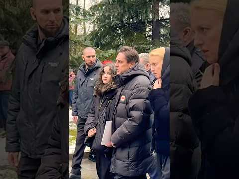 Дети и жена Алексея Пиманова на церемонии прощания