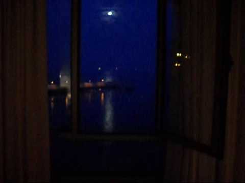 luna llena desde la ventana del hotel por nafi wasini