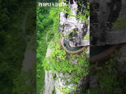 重慶の長巴鎮の崖の上に建設された運河は、訪問者に畏敬の念を抱かせる。