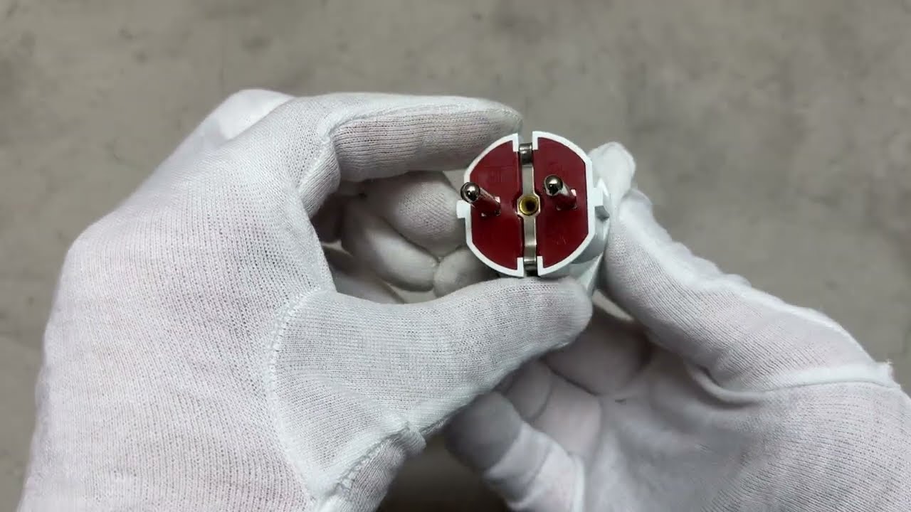 Вилка угловая LUXEL 1005 с заземлением белая