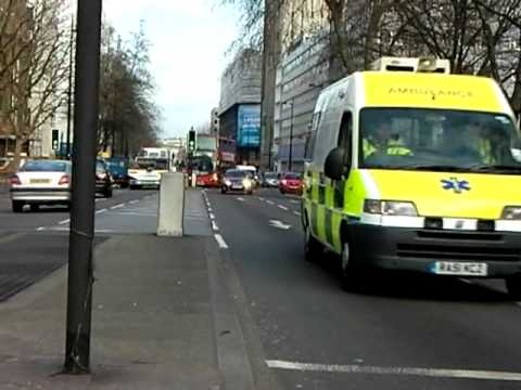 METROPOLITAN POLICE?-UNMARKED LEXUS RESPONDING WITH BLUE LIGHTS & SIREN.
