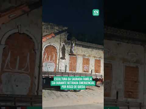 Imagem da Sagrada Família despenca durante retirada de prédio centenário em Fortaleza; veja vídeo