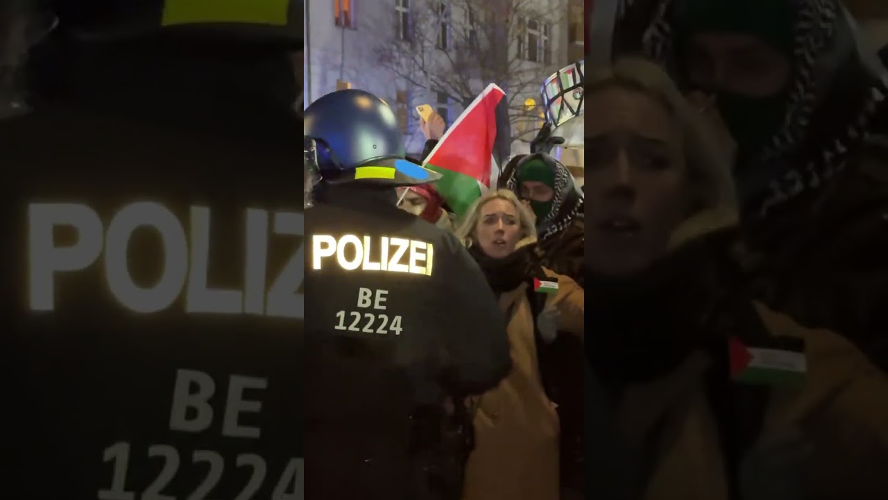 Frauen protestieren gegen Gewalt – und werden massiv von Polizei begleitet