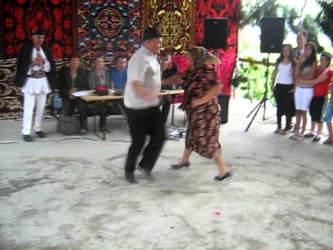 09 - Craiesti Mures - 31 iulie 2011 - Cununa spicului de grau - Dansuri batranesti - MVI_3003.AVI