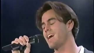 Enrique Iglesias - Falta Tanto Amor