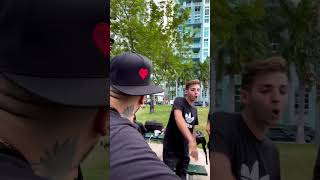 Nicky Jam se para en un parque a improvisar con unos muchachos