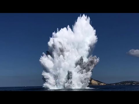 Esplosione spettacolare in mare a Bacoli: duecento chili di esplosivo sollevano colonna d'acqua