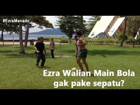 Ezra Walian main bola di Manado
