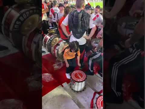 REPIQUE | PEQUEÑA DE RIVER A TODO RITMO 😍🎶 BIANCA | 7/8 #river #repique #argentina  #shorts #music