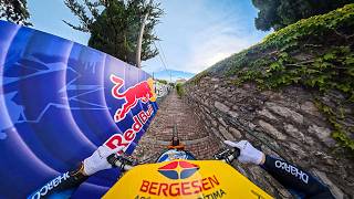 La folle sfida in discesa tra le creuze genovesi in POV tra Roger Vieira, Johannes Fischbach e Alex Marín al Red Bull Genova Cerro Abajo 2026