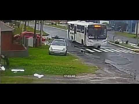 Câmera flagra momento de grave acidente em Xangri-Lá