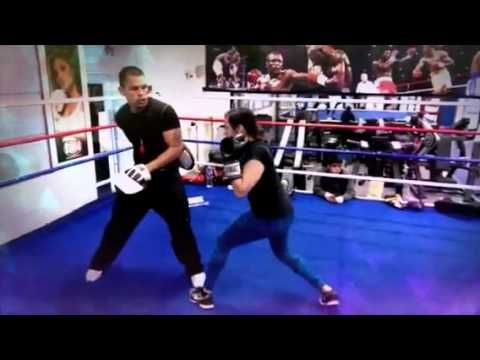 Se mueve como una Mariposa, pero pica como una Abeja   (Cre