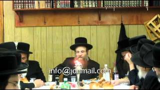 האדמו"ר קוסוב מנצח על יהרציית טיש לכת אוני תמוז 5772