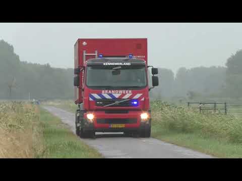 Verschillende Brandweer Korpsen halen Paard uit het water aan de Oostbroekerweg in Velsen Zuid