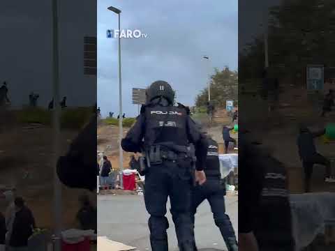 Llega la Policía al Tarajal, hay tensión. Inmigrantes huyen del asentamiento.