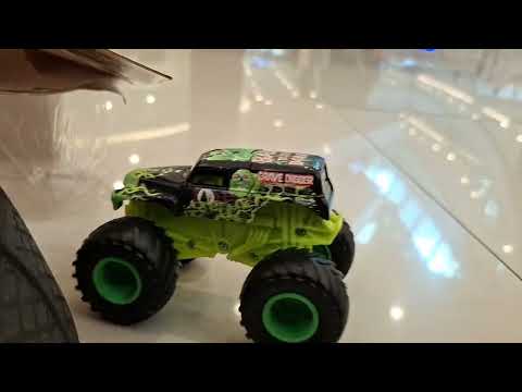 Monster jam  smash and bash  Green  ghost  grave digger