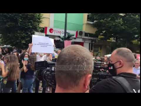 Provimi i Gjuhës Shqipe dhe Letërsisë, maturantët protestë para Ministrisë së Arsimit