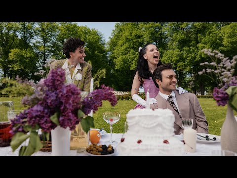 Delfi premjera: Monika Liu, Vaidas Baumila ir Rokas Yan pristato keistą vestuvių istoriją