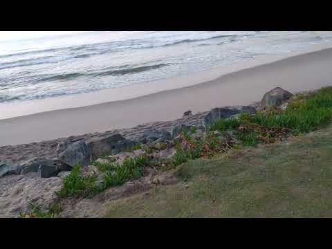 Domingo com ondas fortes em Balneário Barra do Sul SC 