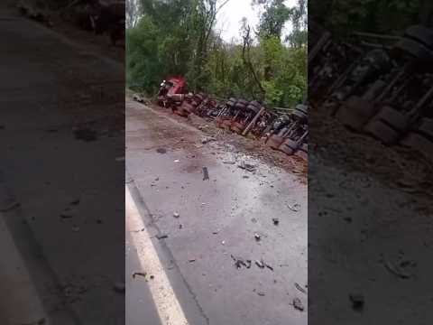 Colisão frontal entre carro e carreta deixa uma pessoa morta na BR-369, no Paraná