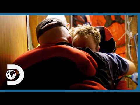 Jake Anderson In PANIC After Drifting At Sea With No Radio Contact! | SEASON 21 | Deadliest Catch