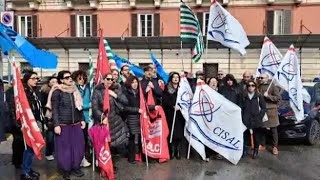 Bari, la protesta dei lavoratori del Teatro Petruzzelli sulle note di «Va pensiero»