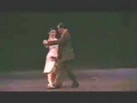  Elizabeth Guerrero  is  dancing  to  the  tango  "  Gallo Ciego  "