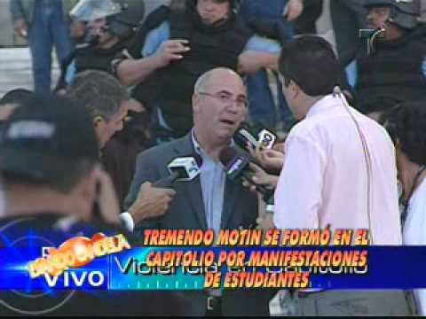 jose esteves y rafael lenin lopez empujan a carlos weber en el aire