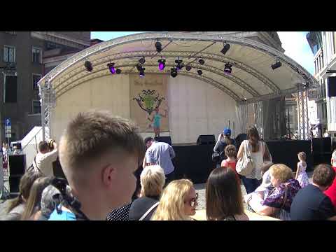 на сцене девочка с обручами Рига 20 5 2017 Майский граф