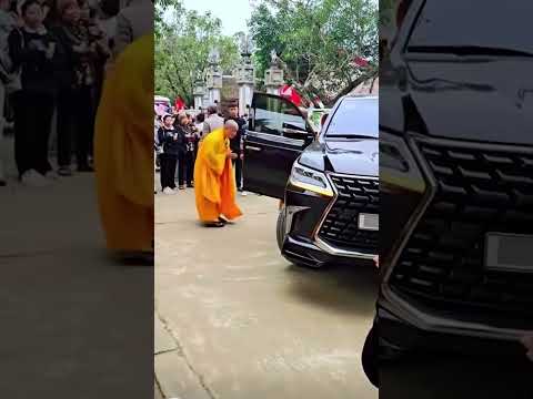 Shock Sư thầy xuất hiện cùng chiếc Lexus biển 83888 trị giá cả chục tỷ, thu hút sự chú ý
