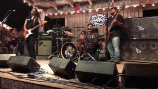 LOS LONELY BOYS in Luckenbach Tx. ( Cottonfields and Crossroads ) 6-17-17