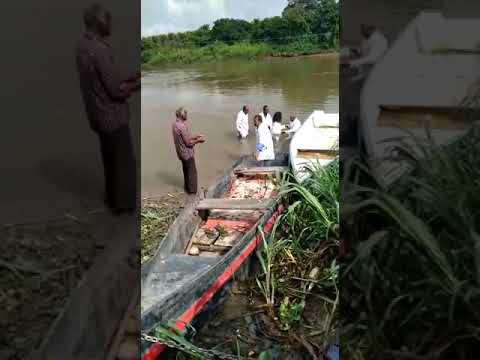 inacreditável pastor da igreja fazendo o batismo foi levado pela água e sumiu.....