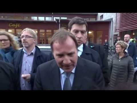 Stefan Löfven besöker skolan Kronan i Trollhättan efter skolattacken den 22 oktober 2015