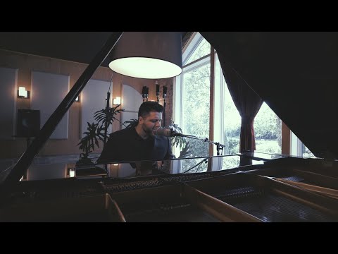 Banator ft Sarah Dubé - Un jour à la fois // Vidéoclip Officiel