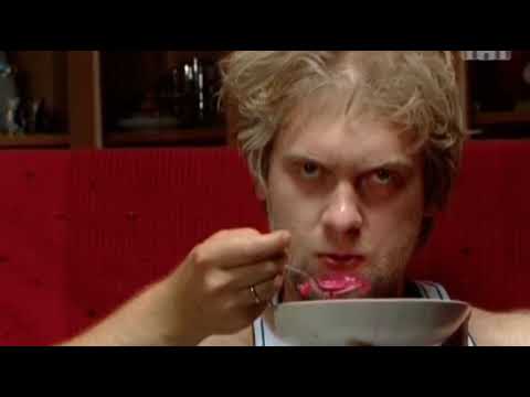 Беляков ест борщ и смотрит телевизор  -  Наша Russia