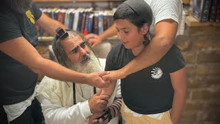 הרב שלום סבג✨אדם סובל בגוף והרופאים אומרים לו אין מה לעשות ?- י״ג בחשוון ה׳תשפ״ו דן בן יעקב 🇮🇱  (הרב שלום סבג) - התמונה מוצגת ישירות מתוך אתר האינטרנט יוטיוב. זכויות היוצרים בתמונה שייכות ליוצרה. קישור קרדיט למקור התוכן נמצא בתוך דף הסרטון