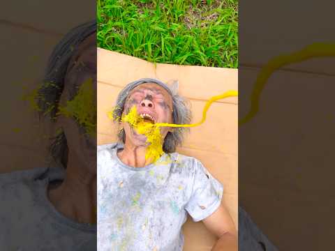 Survival skills: SIMPLE but VERY USEFUL with strawberries #shorts