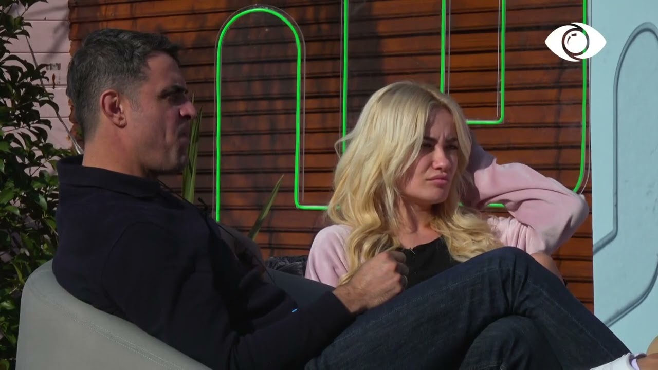 Jam mërzitur se..., Banorët e pyesin, Dea flet për raportin me Amosin