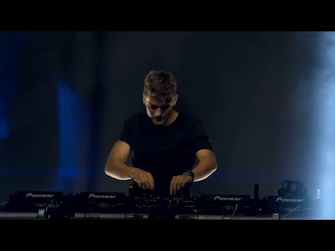 Martin Garrix - Waiting For Love (Tribute To Avicii) (Music Video)