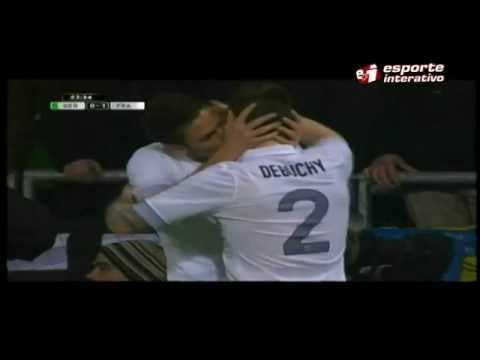 Jogadores se beijam em comemoração de gol da França