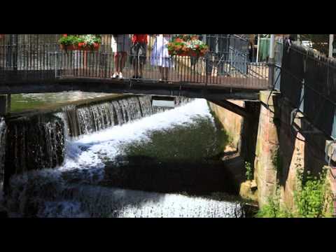 Der Wasserfall mitten in der Stadt Saarburg (2)