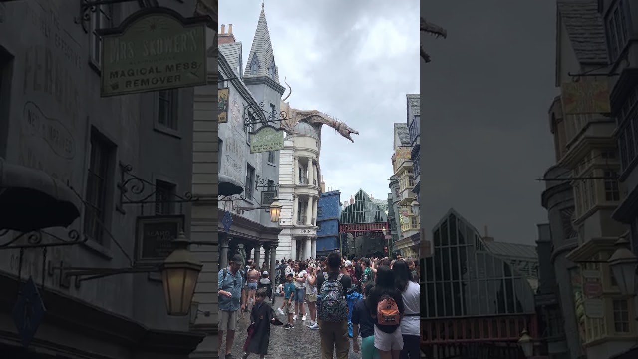 Gringotts Bank Dragon Breathing Fire  (2022-10-13, Diagon Alley, Universal Studios Florida) [4K]