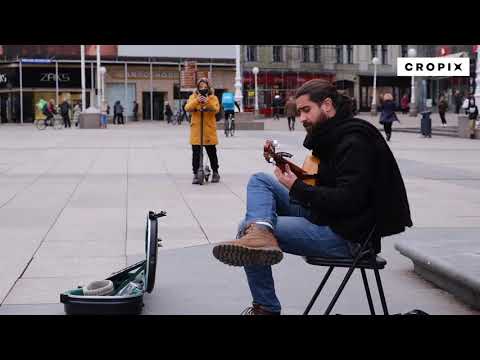 Ulični svirač zabavlja prolaznike