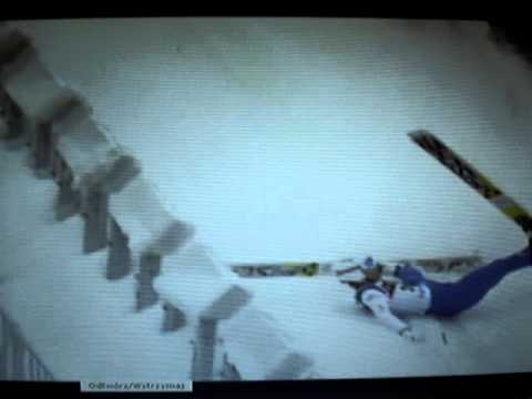 Daiki Ito zjeżdża plecami po rozbiegu.