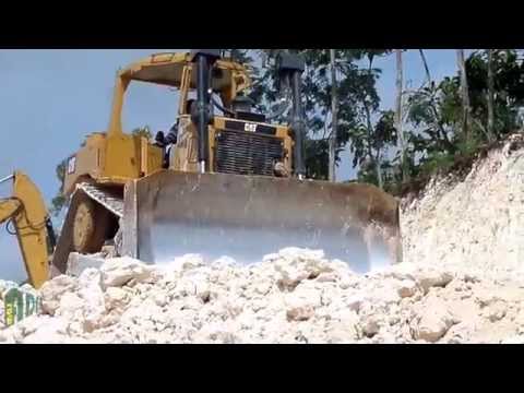 Bulldozerr Caterpillar D6 Grading Karst